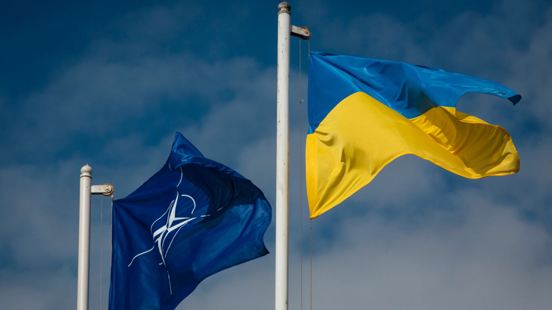 Национальный флаг Украины и флаг Организации Североатлантического договора (НАТО) - Sputnik Lietuva, 1920, 19.04.2021