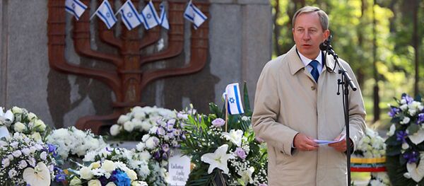 Первый заместитетль канцлера правителсьвта Дейвидас Матуленис на мемориале в Панеряй - Sputnik Литва