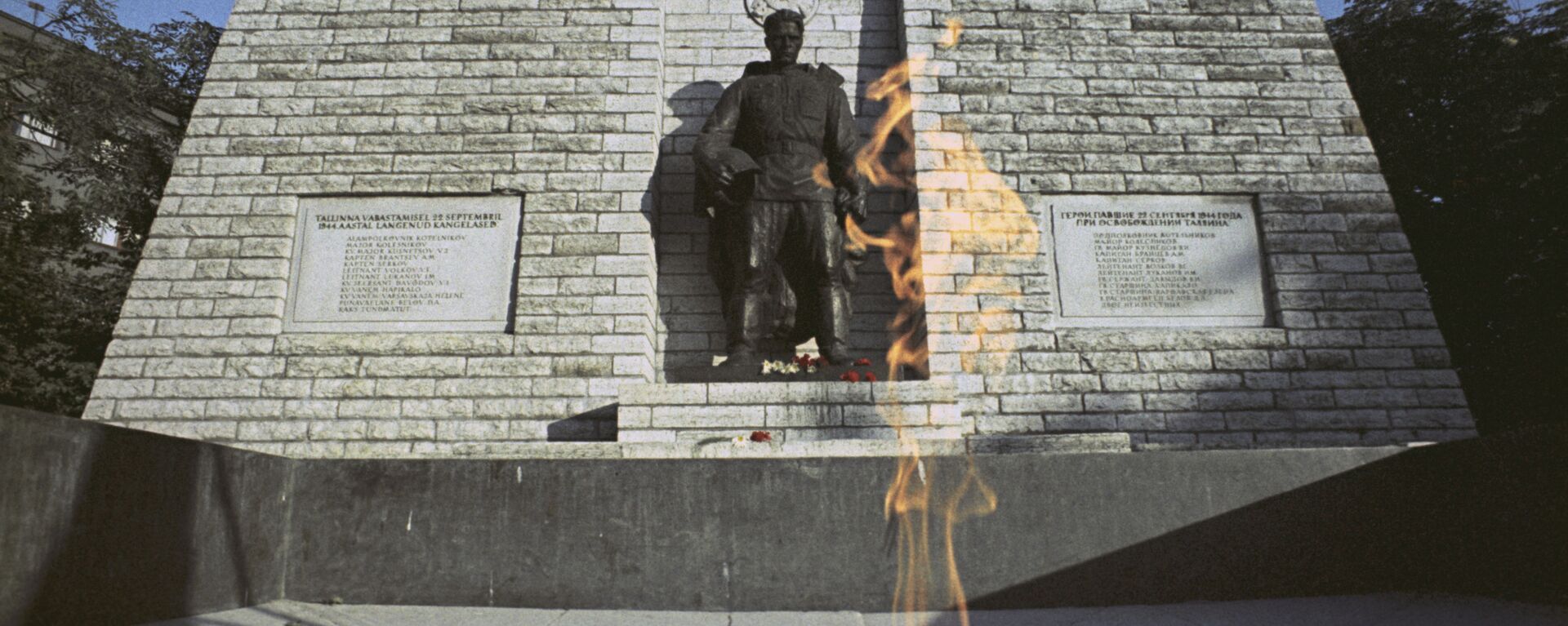 Памятник советским воинам-освободителям Таллина и вечный огонь, архивное фото - Sputnik Литва, 1920, 16.01.2024