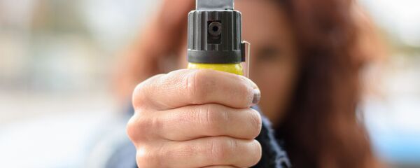 Газовый баллончик в руке, архивное фото  - Sputnik Литва