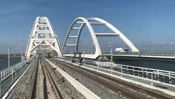 Российские журналисты впервые проехали на поезде по Крымскому мосту - Sputnik Литва