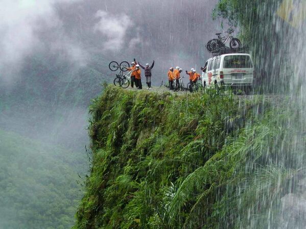 Велосипедисты на дороге Юнгас (Дорога Смерти) в Боливии  - Sputnik Литва