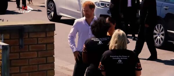 Первый взгляд на принца Гарри и Меган Маркл, танцующих в Кейптауне - Sputnik Литва