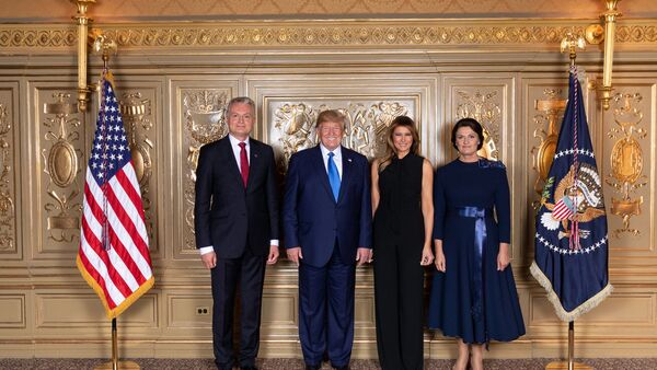 Президент Литвы Гитанас Науседа с супругой Дианой (справа) и президент США Дональд Трамп со своей супругой Меланьей (по середине), 25 сентября 2019 - Sputnik Литва