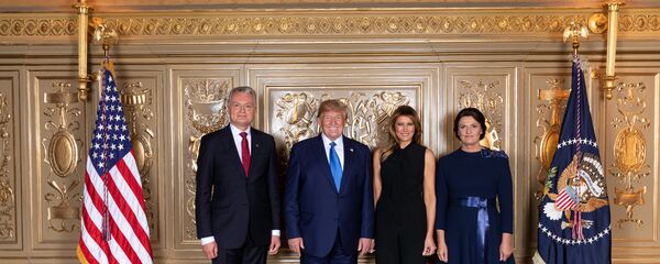 Президент Литвы Гитанас Науседа с супругой Дианой (справа) и президент США Дональд Трамп со своей супругой Меланьей (по середине), 25 сентября 2019 - Sputnik Литва