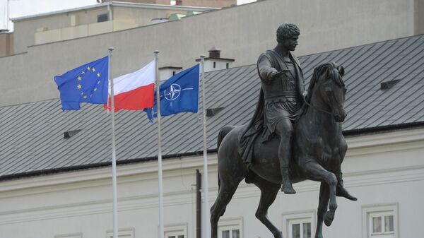 Памятник князю Юзефу Понятовскому перед резиденцией президента Польши в Варшаве - Sputnik Литва