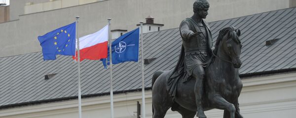 Памятник князю Юзефу Понятовскому перед резиденцией президента Польши в Варшаве - Sputnik Литва