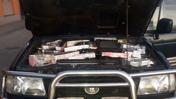Pasieniečiai sulaikė visureigį, gabenusį kontrabandines cigaretes Pasieniečiai sulaikė visureigį, gabenusį kontrabandines cigaretes - Sputnik Lietuva