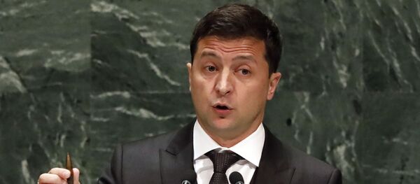 Президент Украины Владимир Зеленский держит пулю во время выступления на 74-й сессии Генеральной Ассамблеи ООН, среда, 25 сентября 2019 года - Sputnik Литва