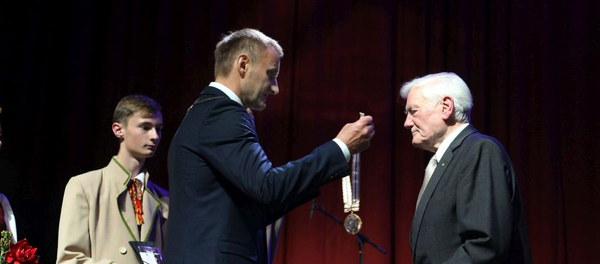 Вручение медали Валдасу Адамкусу ко дню города Шауляя - Sputnik Lietuva