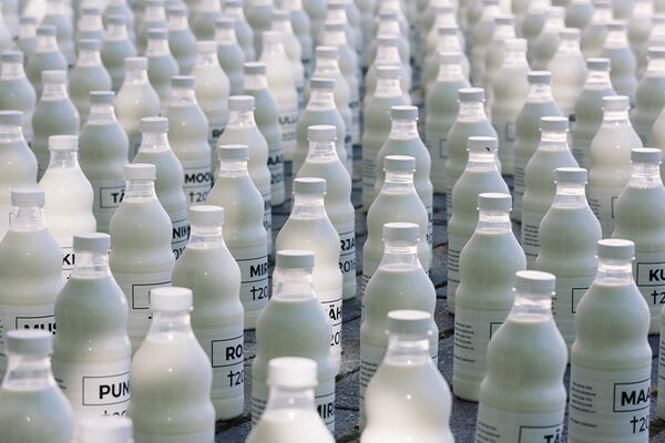 На бутылках молока клички коров и год их смерти - Sputnik Lietuva