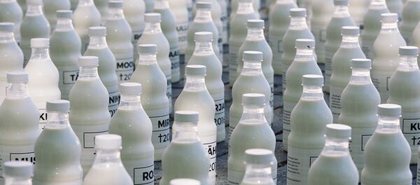 На бутылках молока клички коров и год их смерти - Sputnik Lietuva