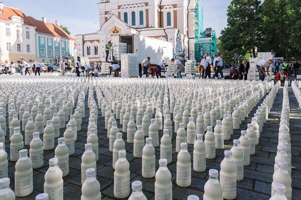 Почти два часа понадобилось, чтобы выставить 10 000 бутылок молока. - Sputnik Литва