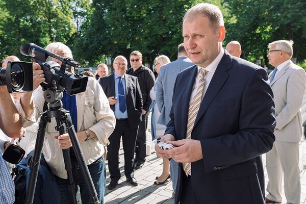 Министр по делам сельской жизни Урмас Круузе выслушивает критику активистов - Sputnik Lietuva