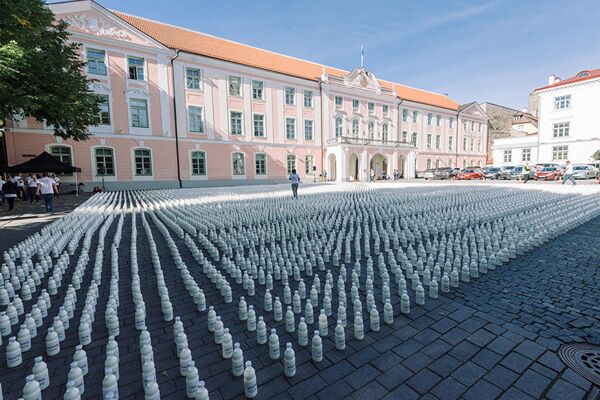 10 000 бутылок с эстонским молоком перед зданием Рийгикогу - Sputnik Литва