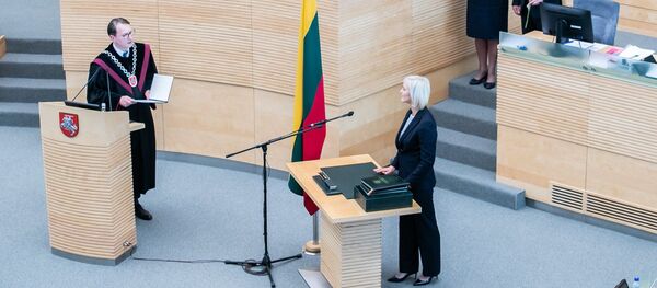 Пауле Кузмицкиене дает присягу  - Sputnik Литва