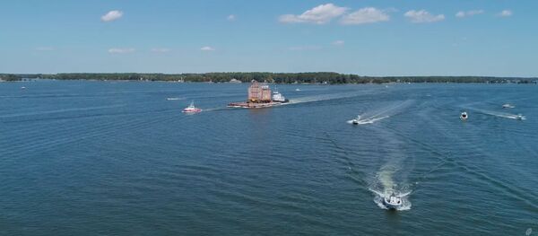 JAV XVIII amžiaus namas buvo perkeltas upe į kitą miestą JAV XVIII amžiaus namas buvo perkeltas upe į kitą miestą - Sputnik Lietuva