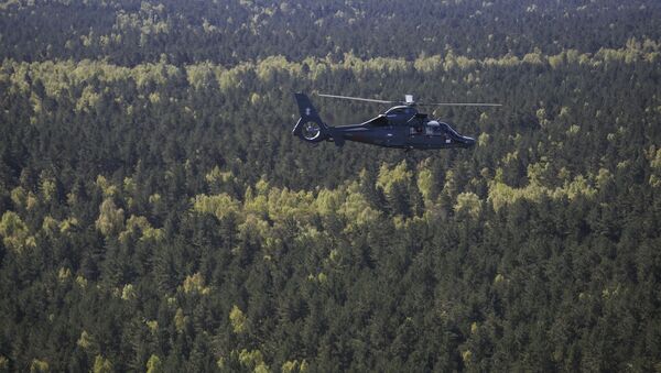 Армейский вертолет ночью разыскивал пропавших людей, Литва - Sputnik Lietuva