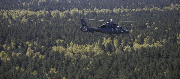 Армейский вертолет ночью разыскивал пропавших людей, Литва - Sputnik Литва