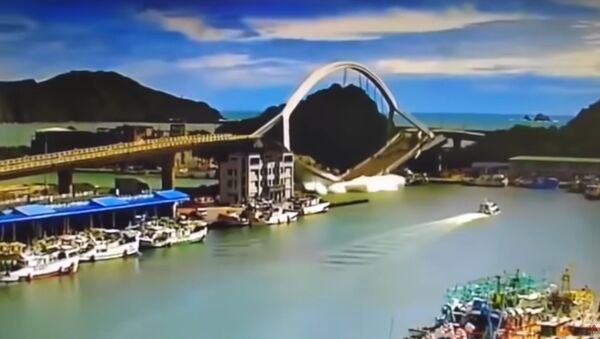 Обрушение моста на Тайване попало на видео - Sputnik Литва