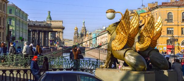Гриффоны с золотыми крыльями, Грибоедовский канал и Банковский мост в Санкт-Петербурге, архивное фото - Sputnik Литва