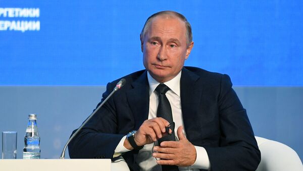 Президент РФ В. Путин принял участие в третьем Международном форуме Российская энергетическая неделя - Sputnik Lietuva