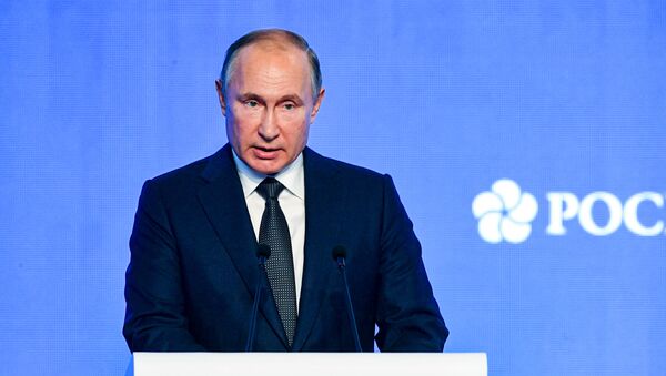 Президент РФ В. Путин принял участие в третьем Международном форуме Российская энергетическая неделя - Sputnik Lietuva