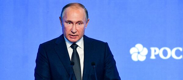 Президент РФ В. Путин принял участие в третьем Международном форуме Российская энергетическая неделя - Sputnik Литва