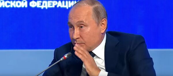 Putinas į ausį pajuokavo apie kišimąsi į JAV rinkimus 2020 metais Putinas į ausį pajuokavo apie kišimąsi į JAV rinkimus 2020 metais - Sputnik Lietuva