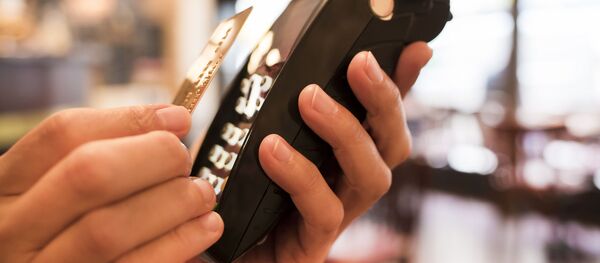 Бесконтактная банковская карта, архивное фото - Sputnik Литва