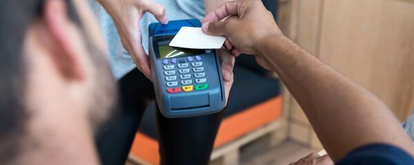 Бесконтактная банковская карта, архивное фото - Sputnik Литва