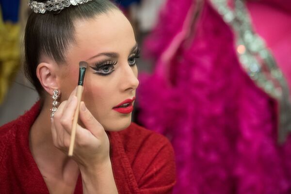 Танцовщица Мулен Руж Клодин Ван Ден Берг наносит макияж перед выходом на сцену - Sputnik Lietuva