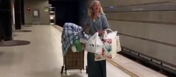 Emili Zamurka JAV metro atlieka ariją iš italų kompozitoriaus Džakomo Pučinio operos Emili Zamurka JAV metro atlieka ariją iš italų kompozitoriaus Džakomo Pučinio operos - Sputnik Lietuva