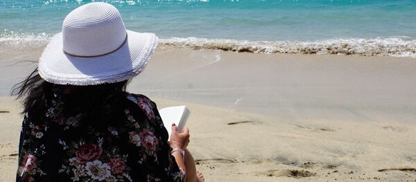 Женщина на пляже, архивное фото - Sputnik Литва