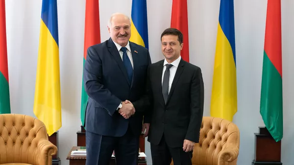 Александр Лукашенко и Владимир Зеленский во время встречи в Житомире - Sputnik Lietuva