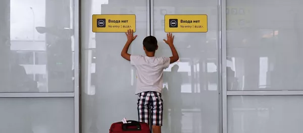 Пассажир с багажом в аэропорту Шереметьево, архивное фото Пассажир с багажом в аэропорту Шереметьево, архивное фото - Sputnik Lietuva