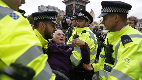 Сотрудники полиции и участники акции протеста движения Extinction Rebellion на Трафальгарской площади в Лондоне, 7 октября 2019 - Sputnik Lietuva