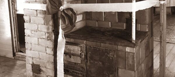 Пожарные тракайского района починили печку для многодетной семьи - Sputnik Литва