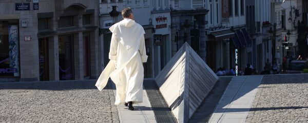 Священник Римской католической церкви на улице Брюсселя Священник Римской католической церкви на улице Брюсселя - Sputnik Lietuva