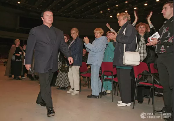 Atsistoji ir eini! Bėgi! Kašpirovskis tęsia gydymą hipnoze Atsistoji ir eini! Bėgi! Kašpirovskis tęsia gydymą hipnoze - Sputnik Lietuva