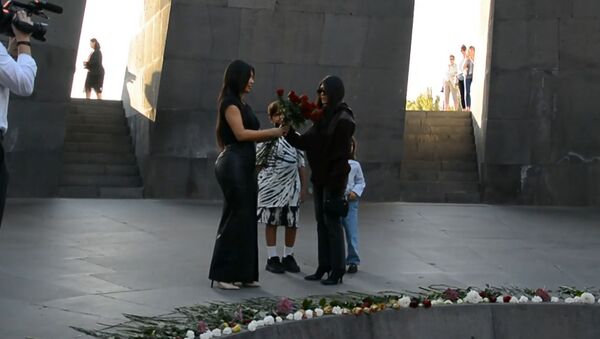 Ким Кардашьян почтила память жертв геноцида армян в Ереване - Sputnik Литва