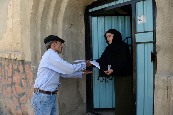 Афганский почтальон Мохаммад Рахим доставляет письма жителям одного из районом Кабула - Sputnik Lietuva