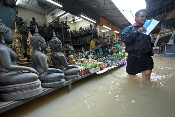 Тайский почтальон на затопленном рынке в Бангкоке.  - Sputnik Литва