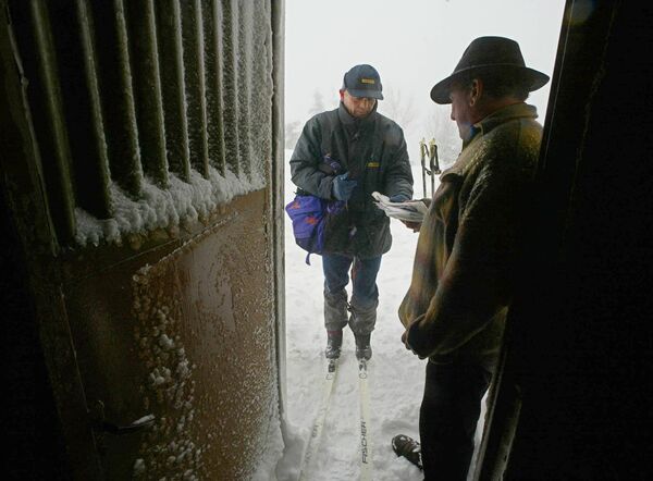 Почтальон во время доставки почты жителям Маркштейн в горах Вогезы во Франции во время снежного бурана - Sputnik Литва