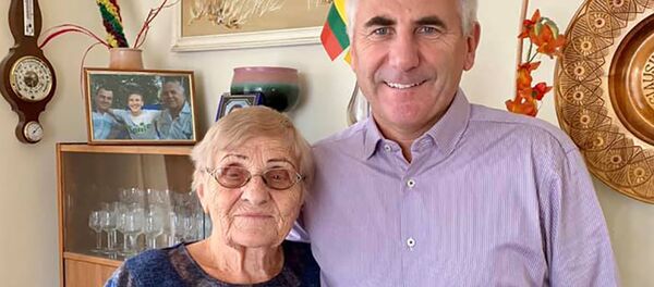 Вигаудас Ушацкас с матерью, архивное фото - Sputnik Lietuva