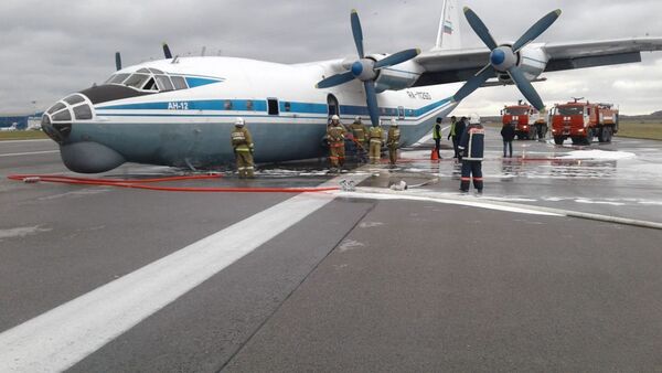 Аварийная посадка военно-транспортного самолета Ан-12 в аэропорту Кольцово, Екатеринбург, 10 октября 2019 года - Sputnik Литва