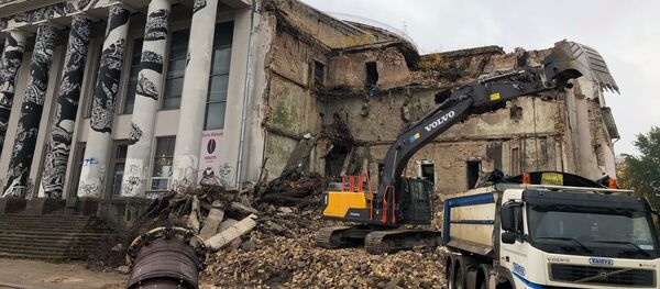 Profsąjungų rūmų griovimas Vilniuje Profsąjungų rūmų griovimas Vilniuje - Sputnik Lietuva