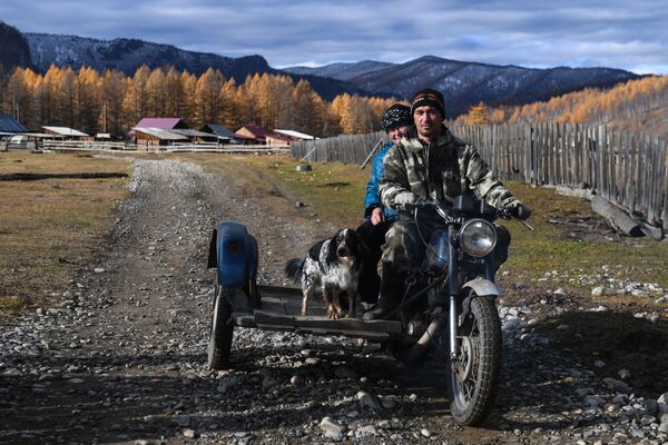 Местные жители на мотоцикле в селе Алыгджер в Иркутской области - Sputnik Литва