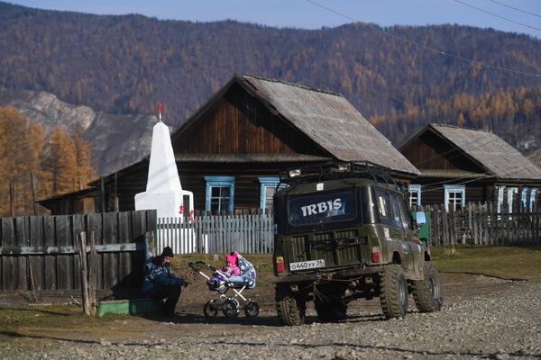 Местные жители в селе Алыгджер в  Иркутской области - Sputnik Литва