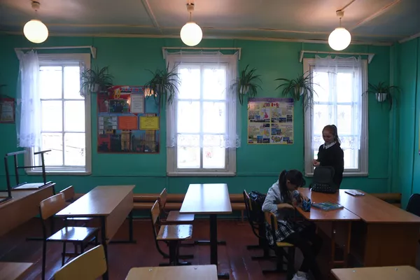 Vietos mokyklos mokiniai į valstybinius egzaminus atvyko neįprastu būdu. Kadangi egzaminai laikomi rajono centre, mokiniai buvo atskraidinti sraigtasparniu. Vietos mokyklos mokiniai į valstybinius egzaminus atvyko neįprastu būdu. Kadangi egzaminai laikomi rajono centre, mokiniai buvo atskraidinti sraigtasparniu. - Sputnik Lietuva